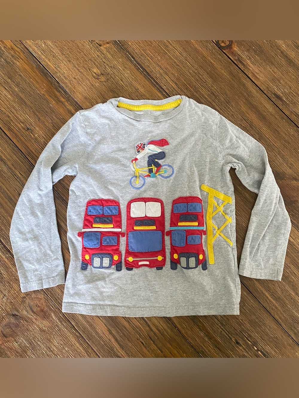 Boys bright colors and appliqués clothing bundle size S-M - Picture 6 of 11